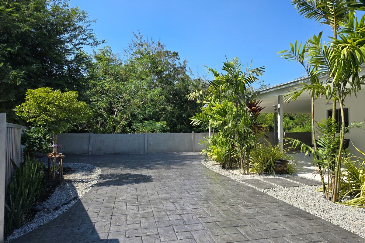 Stamped concrete driveway with custom finish
